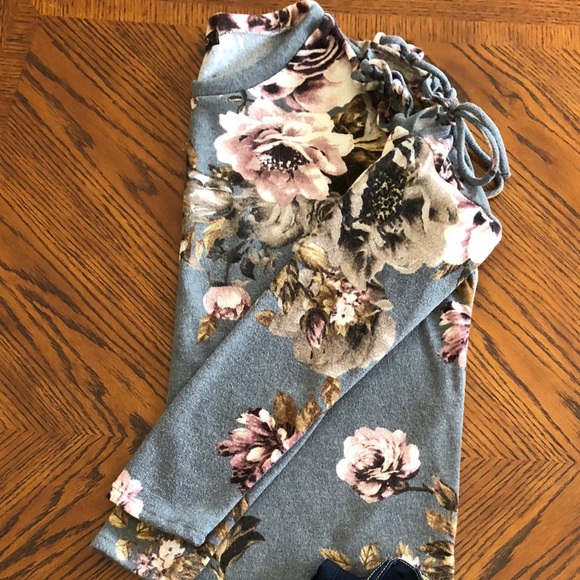 🍁Only 1 left!!🍁 Aurora Floral Sweater - Picture 2 of 3